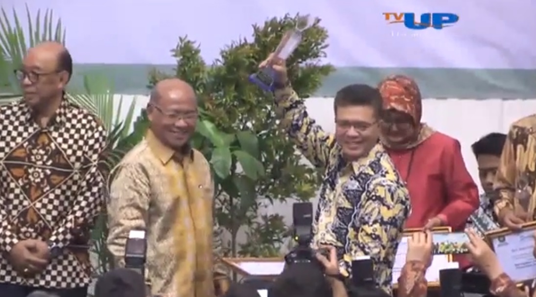 Penyerahan Penghargaan Kepada Alumni Berkontribusi Dari Universitas Pancasila