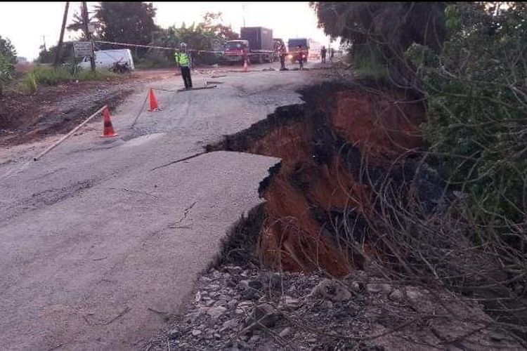 Jalan Nasional di Tanah Bumbu Longsor, Arus Lalu Lintas Dialihkan ke Jalan Desa dan Tambang