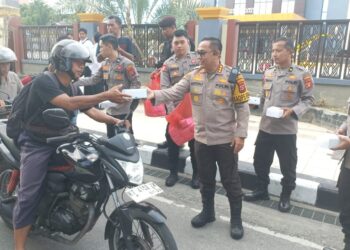 Berbagi Berkah Ramadhan, Kapolresta Balikpapan dan Mahasiswa Bagikan 500 Takjil untuk Pengguna Jalan