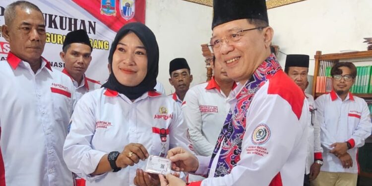 Serahkan KTA ABPEDNAS Berasuransi, Indra Utama Lantik Jajaran Pengurus DPD dan DPC se-Provinsi Banten