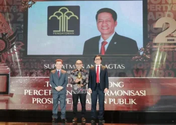 Menteri Hukum Raih Penghargaan Tokoh Percepatan dan Harmonisasi Pelayanan Publik