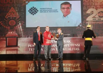 Menaker Yassierli Raih Penghargaan di Ajang IPBA XIX Tahun 2025