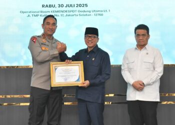 Dukung Asta Cita Presiden, Mendes Yandri Beri Penghargaan Kapolda Banten dan Kapolres Sidoarjo