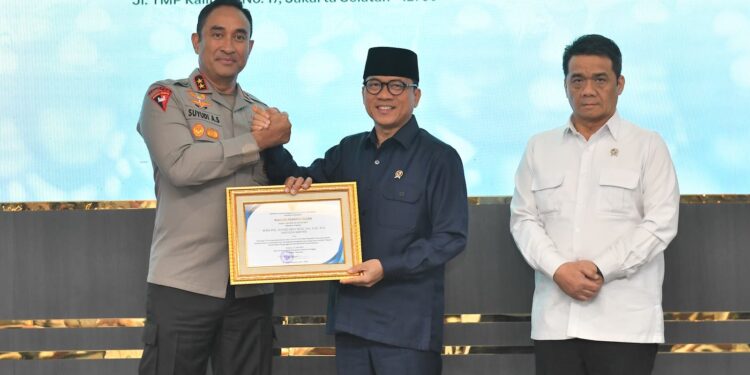 Dukung Asta Cita Presiden, Mendes Yandri Beri Penghargaan Kapolda Banten dan Kapolres Sidoarjo