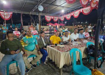 Diguyur Hujan Para Kades dan BPD Saksikan Turnamen Bola Volly Cup Mojosarirejo Driyorejo Gresik