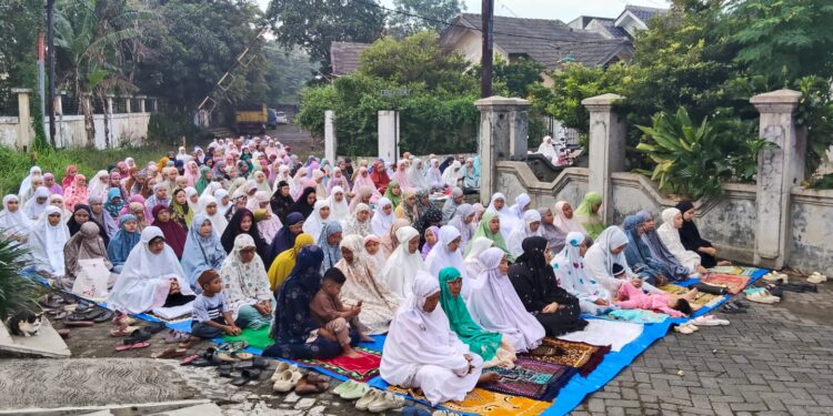 Ikuti Pemerintah Sholat Id Masjid Jami’ Al Ikhlas Bukit Bambe Jama’ah Meluber di Jalanan