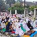 Ikuti Pemerintah Sholat Id Masjid Jami’ Al Ikhlas Bukit Bambe Jama’ah Meluber di Jalanan