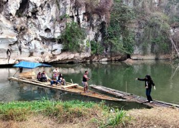 Pesona Bukit Batu Laki, Menikmati Alam Meratus Dari Atas Lanting