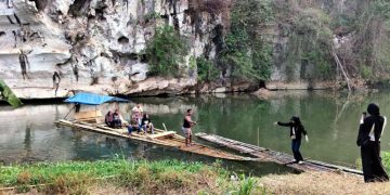 Pesona Bukit Batu Laki, Menikmati Alam Meratus Dari Atas Lanting