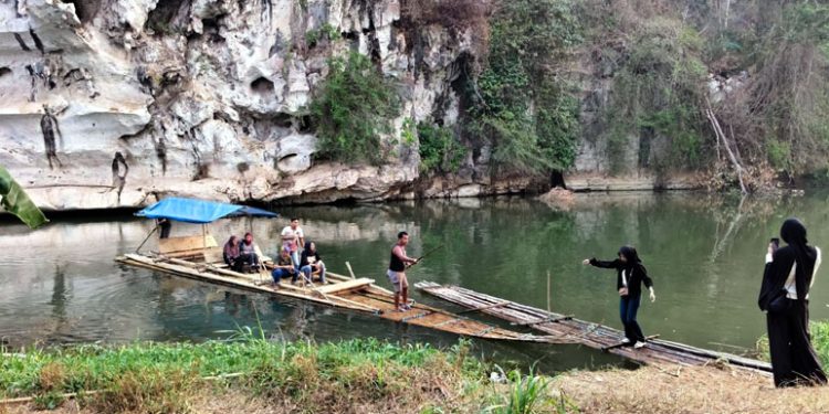 Pesona Bukit Batu Laki, Menikmati Alam Meratus Dari Atas Lanting